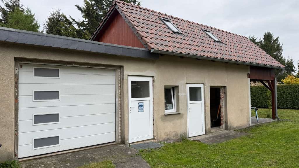 Immobilie in Lauchhammer - Freistehendes Einfamilienhaus mit Nebengebäude und sonnigem Grundstück - Bild 2