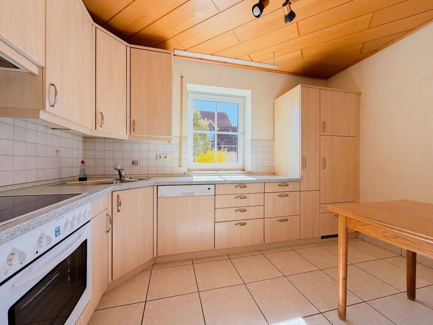 Immobilie in Ensdorf - Gepflegte 2-Zimmer-Wohnung mit sonniger Terrasse und Carport in idyllischer Lage! - Bild 3