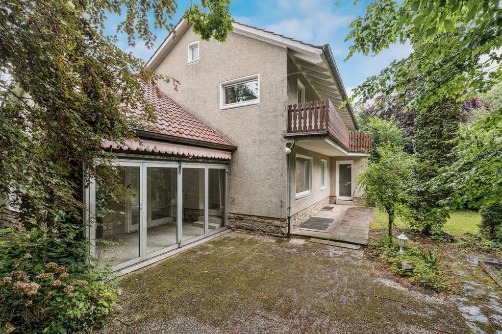 Immobilie in Schieder-Schwalenberg - Ein-/Zweifamilienhaus umgeben von altem Baumbestand - Bild 2
