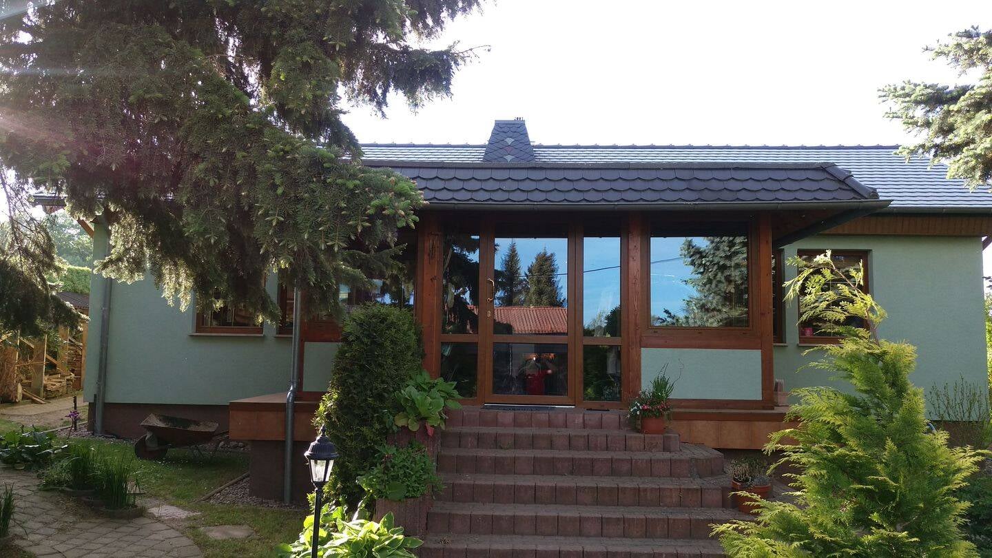 Immobilie in Georgenthal - Bungalow / Ferienhaus / Einfamilienhaus komplett saniert in Traumlage! Sehr ruhig am Wald gelegen! mit Kamin und Wintergarten! - Bild 1