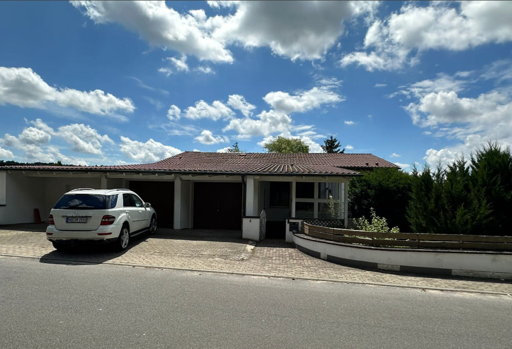 Immobilie in Buchen (Odenwald) - GLOBAL INVEST SINSHEIM | Tolles Ein- oder Zweifamilienhaus mit 3 Garagen und über 1.000m² gr. Grundstück - Bild 0
