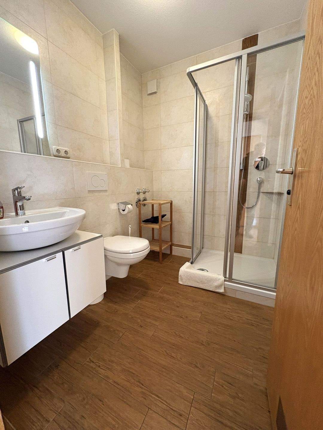 Immobilie in Oberaudorf - NEU! Renovierte 2-Zimmer-FeWo im OG (in FeWo-Anlage) mit hohem Freizeitwert und tollem Bergblick - Rendite - Bild 1
