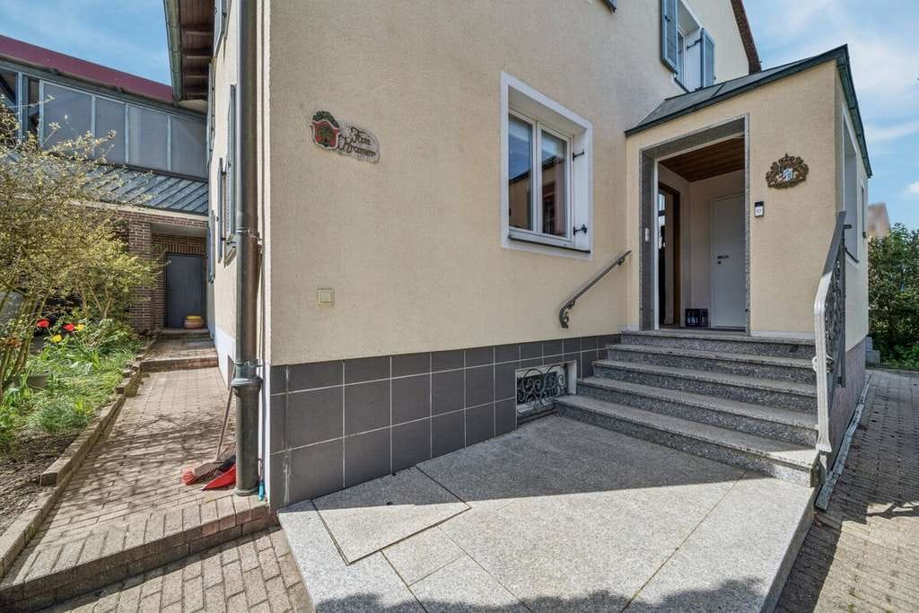 Immobilie in Mainburg - Zweifamilienhaus mit viel Platz, Garten und Perspektive! - Bild 2