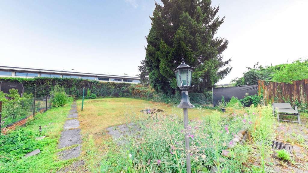 Immobilie in Emmerthal - Raum für Ideen und eigene Gestaltung – Zweifamilienhaus mit Garten in familienfreundlicher Lage - Bild 0