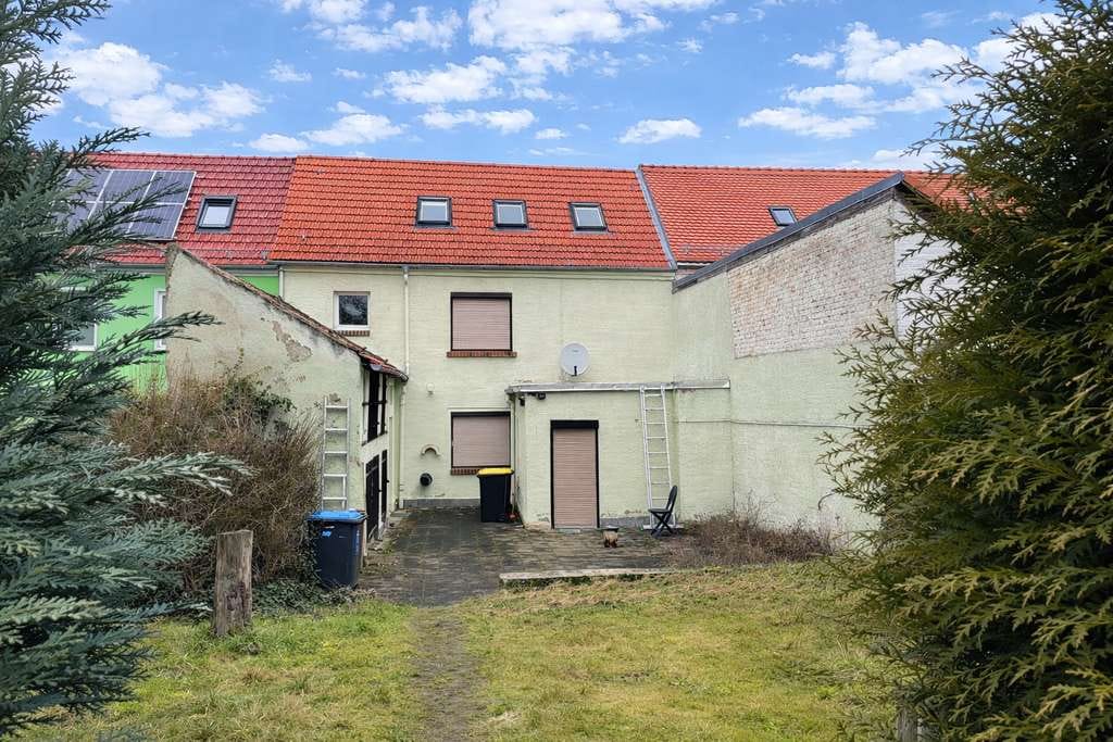 Immobilie in Hohenmölsen - Solides Reihenmittelhaus mit Modernisierungspotenzial und sonnigem Südgarten - Bild 1