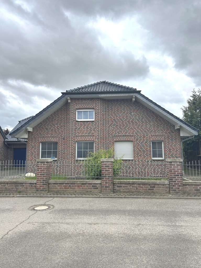 Immobilie in Erkelenz - Exklusives Einfamilienhaus mit Südlage - Bild 0