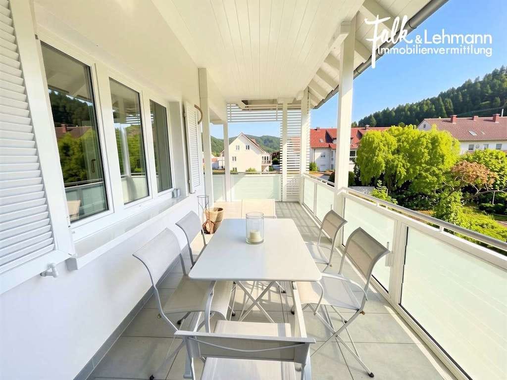 Immobilie in Hausach - +++ sonniges Zweifamilienhaus mit großem Garten, EBK, Weinkeller, Garage und vielen Highlights +++ - Bild 0