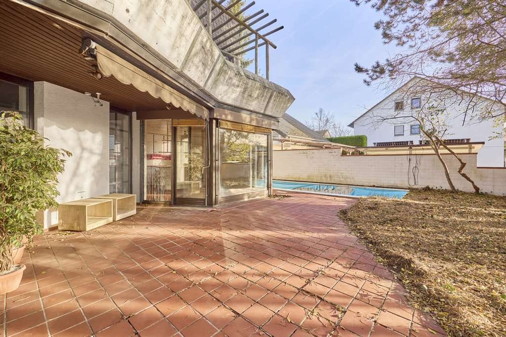 Immobilie in Darmstadt - Architektenhaus mit zwei Wohneinheiten, Sauna, großem Grundstück und Waldrandlage zur Modernisierung - Bild 3