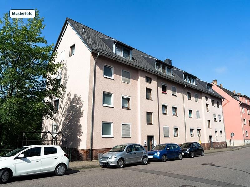 Immobilie in Kolitzheim - Vierfamilienhaus mit Garagen und Carport - Bild 0