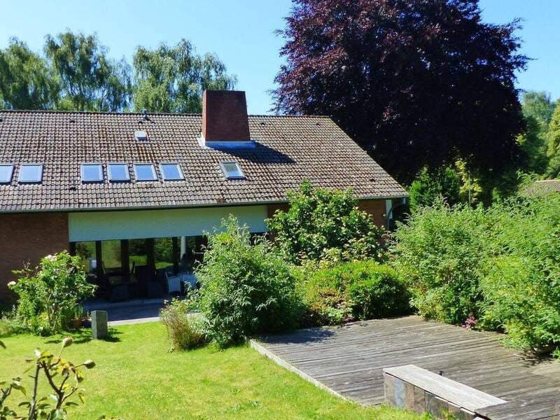 Immobilie in Eckernförde - Klarheit in ihrer schönsten Form – Großzügige Hauptwohnung, eigenständige Einliegerwohnung, beeindruckende Nutzflächen - Bild 0