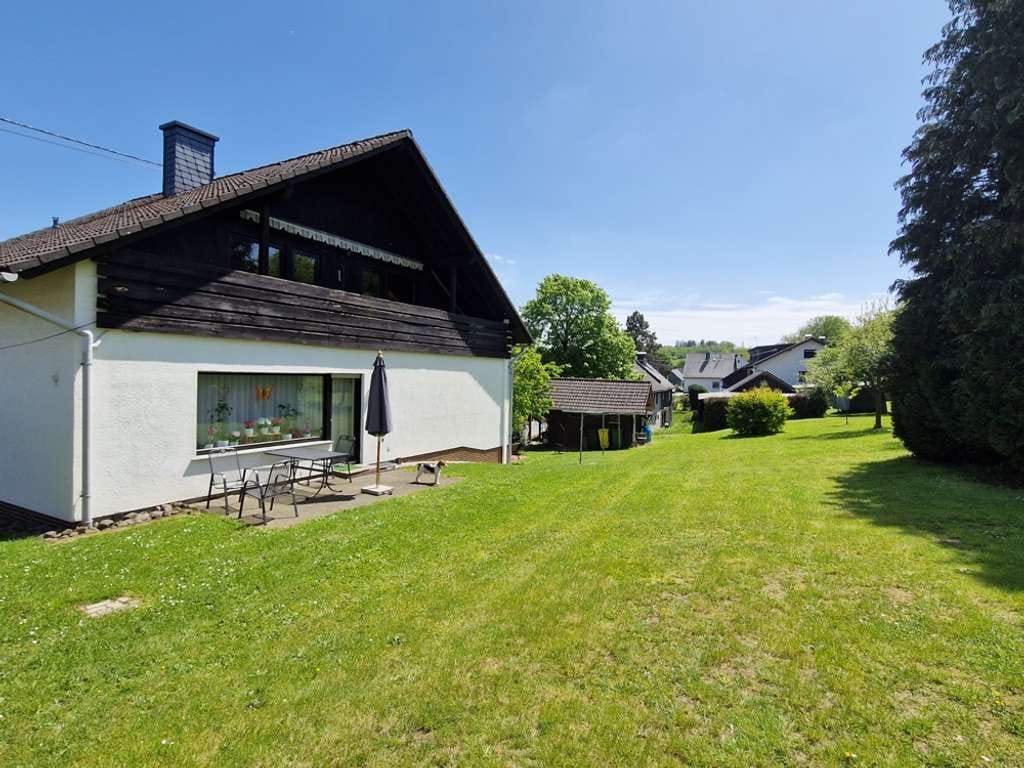 Immobilie in Limbach - Ein-/ Zweifamilienhaus mit großzügigem Grundstück und tollem Blick in Limbach. - Bild 2