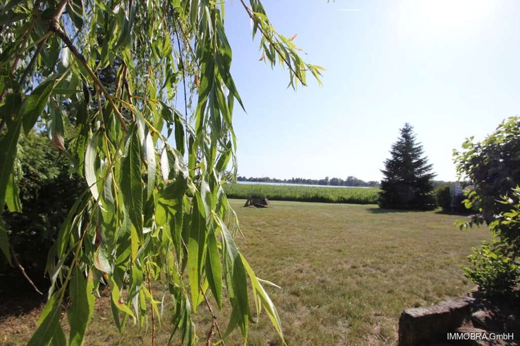 Immobilie in Beetzsee - Großzügiges Einfamilienhaus am Beetzsee mit Wintergarten, Terrasse und Strandzugang - Bild 2