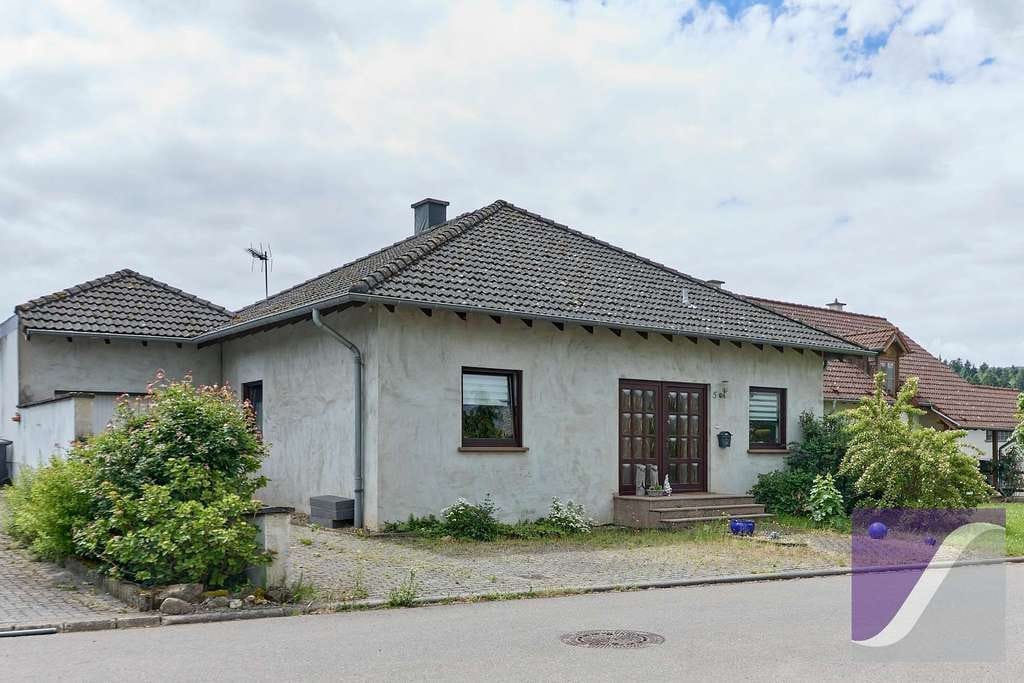 Immobilie in Bekond - Bekond: Freistehendes Wohnhaus mit Garage und großzügigem Garten - Bild 1