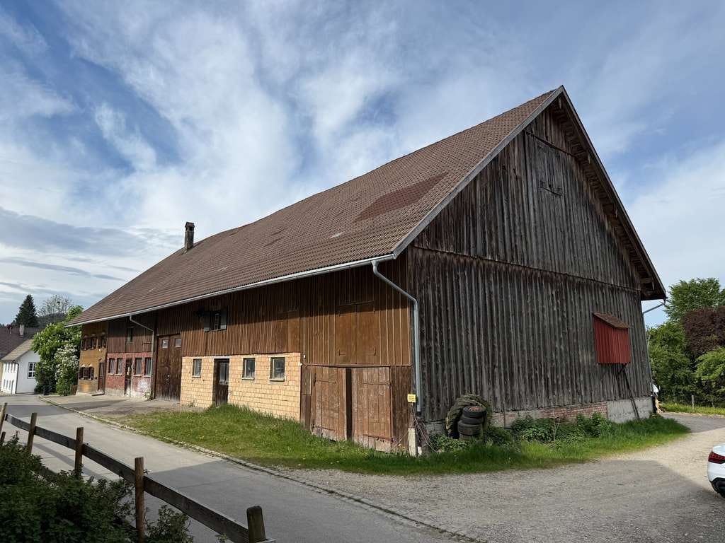 Immobilie in Isny im Allgäu - Sanierungsbedürftiges Bauernhaus in einem Teilort von Isny * 900 m² Wohn- und Nutzfläche * - Bild 1