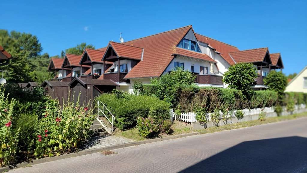 Immobilie in Breege - Attraktive, möblierte ETW mit Balkon und Blick aufs Wasser im Ostseebad Breege! - Bild 1