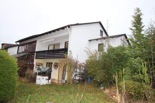 Immobilie in Pfarrkirchen - sanierungsbedürftiges Reihenhaus / Hanglage in schöner Siedlungslage - 748 - Bild 0
