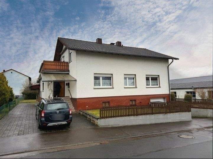 Immobilie in Schenklengsfeld - Zweifamilienhaus mit Garage im sonnigen Schenklengsfeld - Bild 0