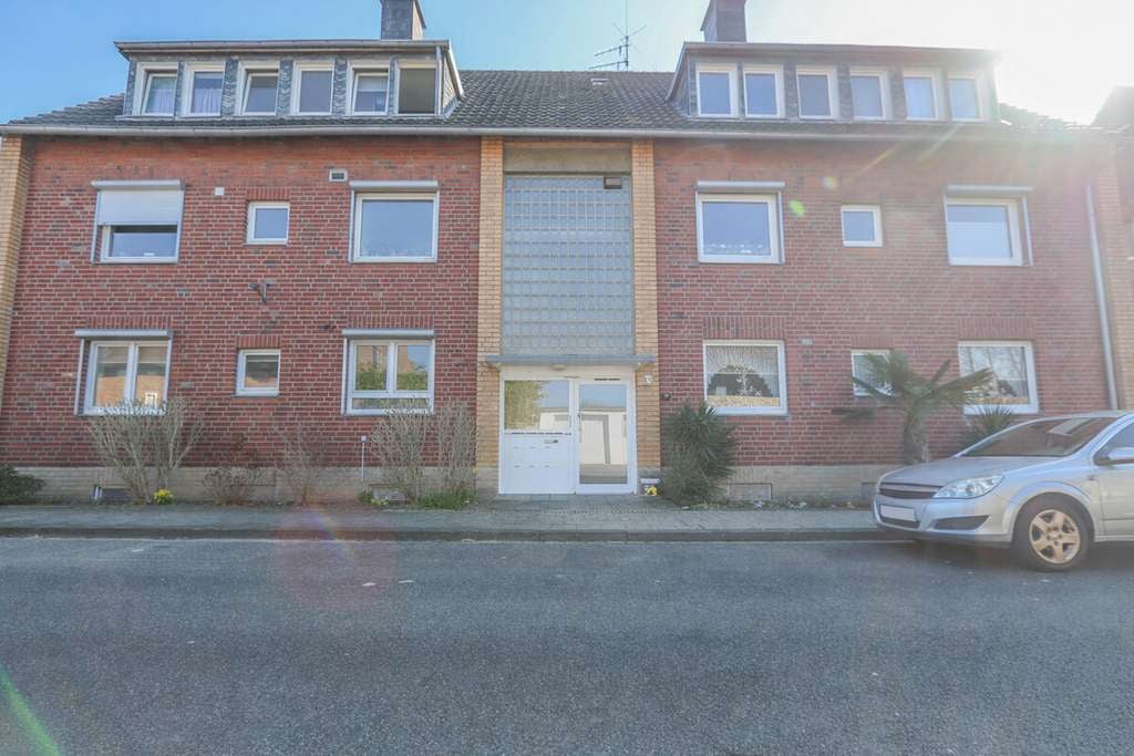 Immobilie in Korschenbroich - Charmante Maisonettewohnung mit modernem Wohnkomfort, Balkon und Garage in Glehn - Bild 1