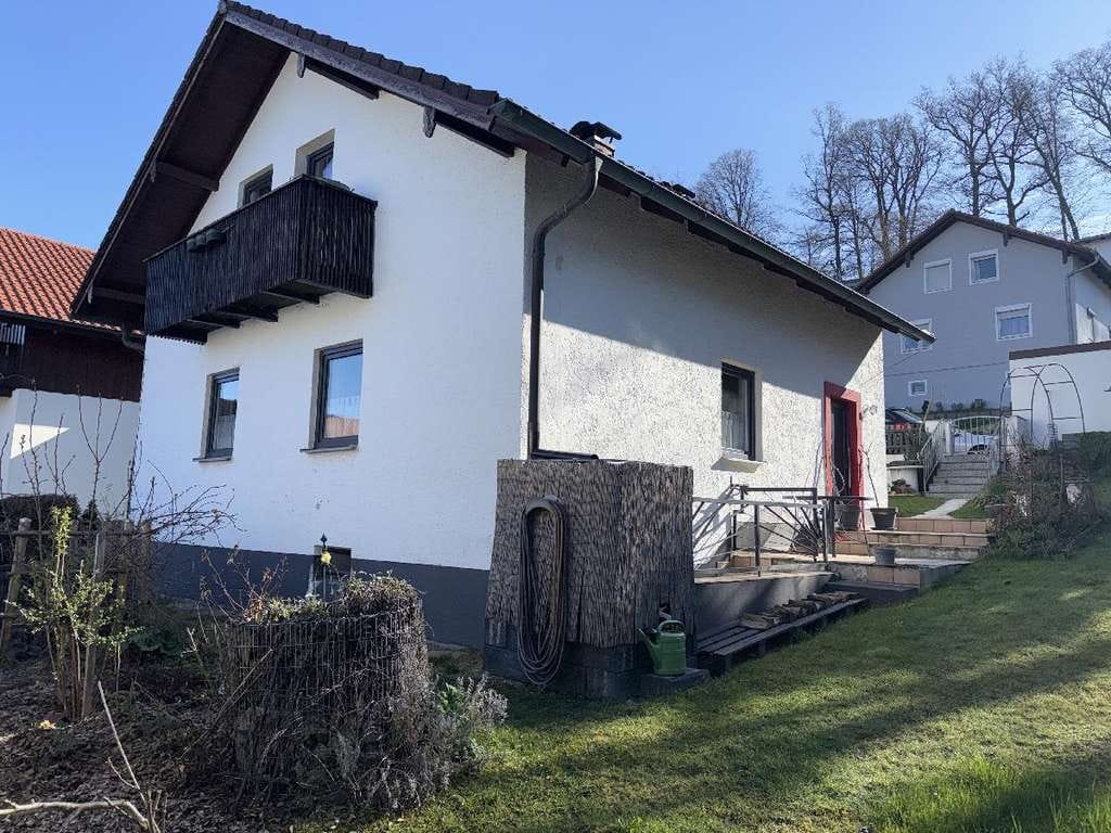Immobilie in Eggenfelden - Charmantes Einfamilienhaus in ruhiger Wohnlage - Bild 1