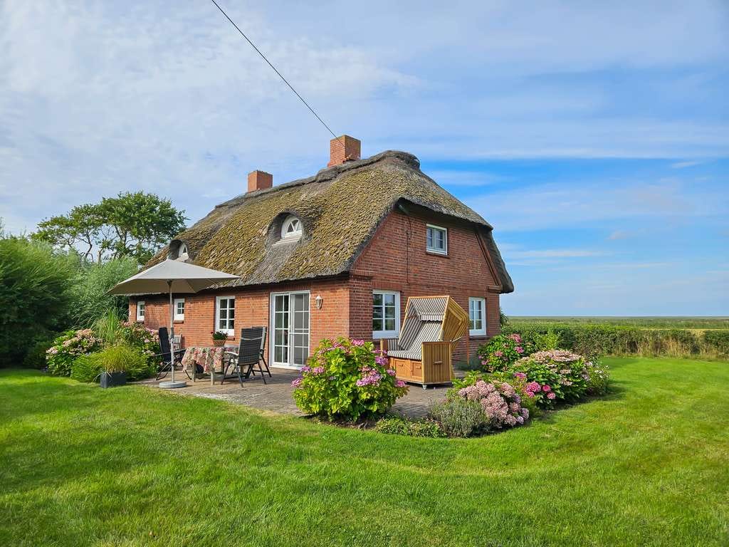 Immobilie in Westerhever - - Weitblick bis zum Deich -                                                                      ... - Bild 0