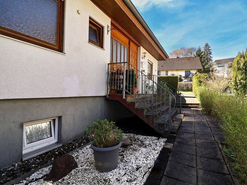 Immobilie in Neunkirchen-Seelscheid - Wohnen mit Hausgefühl: Gemütliche Erdgeschosswohnung im Zweiparteienhaus mit großer Terrasse - Bild 0