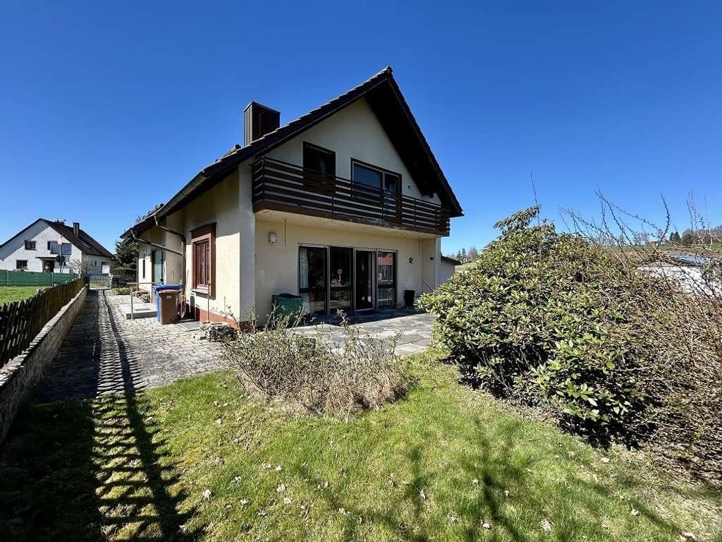 Immobilie in Waldkirchen - Einfamilienhaus mit großzügigem Baugrundstück in zentrumsnaher Lage von 94065 Waldkirchen  - Bild 1