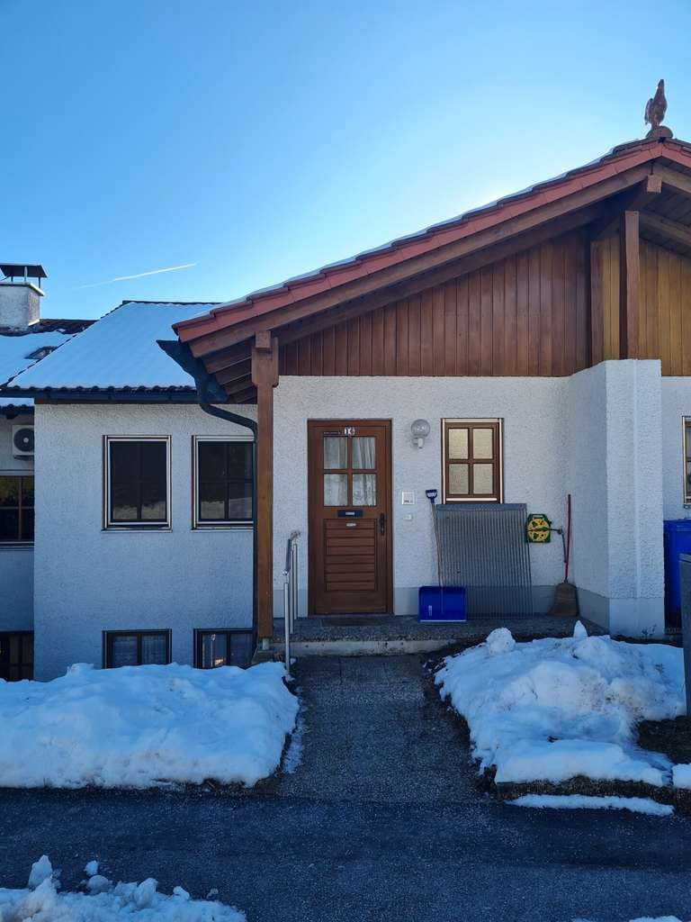 Immobilie in Salzweg - Hier wohnt Ihr Herz!
Tolles, sonniges und bezahlbares Wohlfühlhaus mit Garten, Garage und Aussicht. - Bild 1