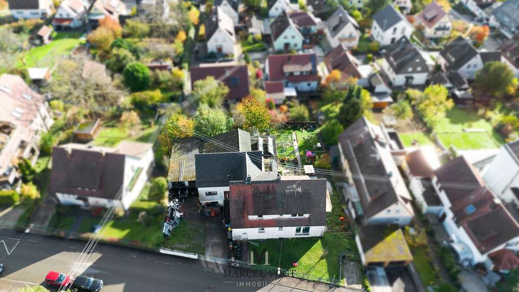 Immobilie in Filderstadt - Zweifamilienhaus mit großem Grundstück und vielseitigem Potenzial in Filderstadt-Plattenhardt - Bild 2