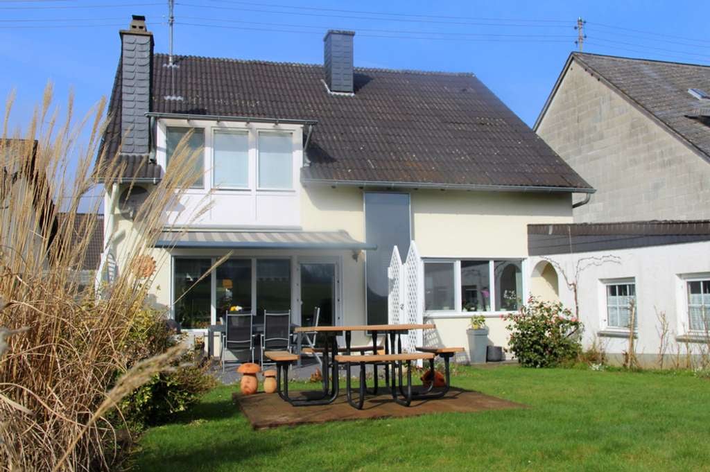 Immobilie in Landscheid - Attraktives Ein-/Zweifamilienhaus mit Garten in toller Wohnlage - Bild 0