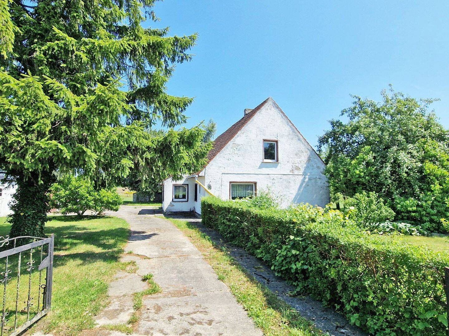 Immobilie in Karlsburg - sanierungsbedürftiges Wohnhaus mit über 6.000 m² Grundstück - zwischen Greifswald und Anklam - Bild 0