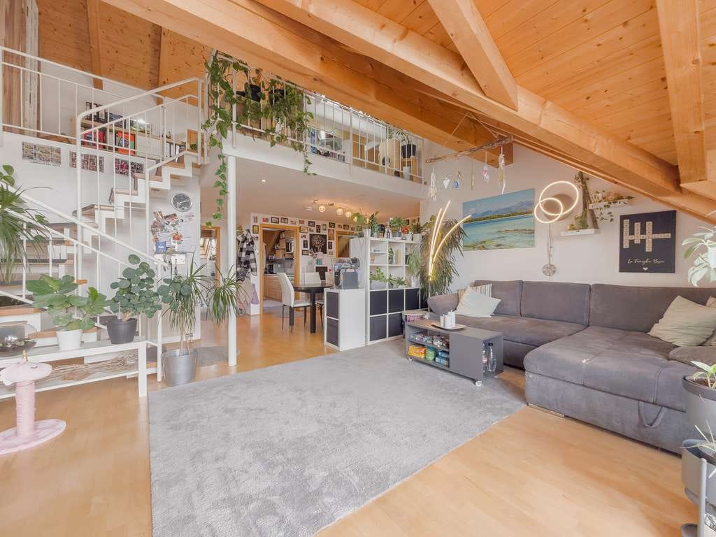 Immobilie in Niedereschach - Ein Zuhause auf zwei Ebenen:
4,5-Zimmer-Galeriewohnung mit Balkon in gepflegter Wohnanlage - Bild 1