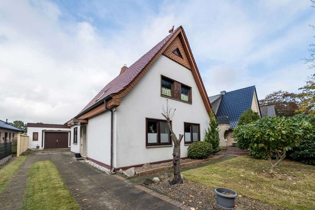 Immobilie in Geestland - Einzigartiges Einfamilienhaus in Debstedt: Geräumiges Wohnen mit zwei Garagen und großem Grundstück - Bild 2