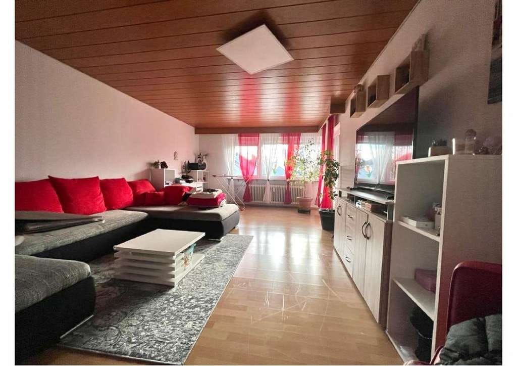Immobilie in Welzheim - Familienfreundliche 5-Zimmer-Wohnung mit Balkon  PKW-Stellplatz - Bild 2