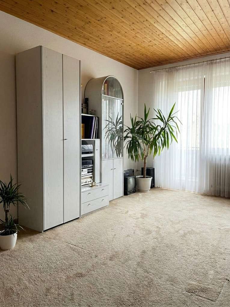 Immobilie in Aschaffenburg - Vermietete 2-Zimmer-Dachgeschosswohnung mit Balkon und Stellplatz - Bild 1