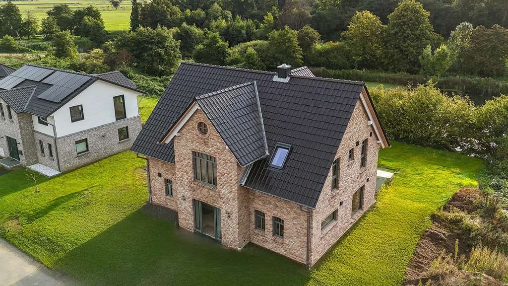 Immobilie in Pahlen - Hochwertiges Einfamilienhaus am Wasser – Architektur im Einklang mit der Natur - Bild 2