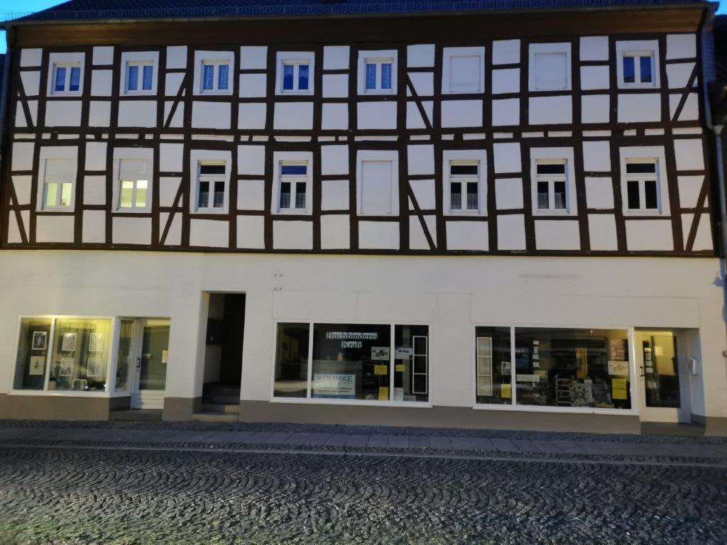 Immobilie in Schöningen - Mehrfamilienhaus in Innenstadtlage von Schöningen mit Ausbaureserve und guten Mieteinnahmen - Bild 1