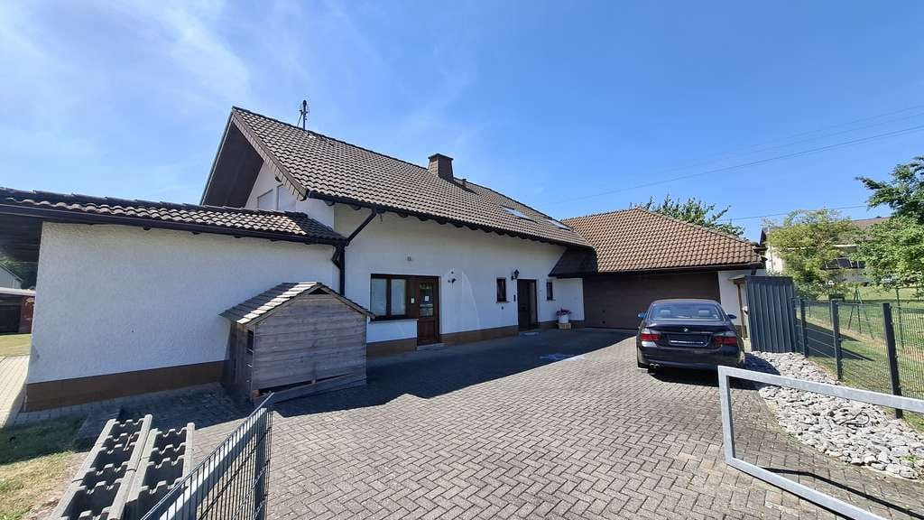Immobilie in Willmenrod - Großzügiges Einfamilienhaus mit Einliegerwohnung + Garage - Bild 0