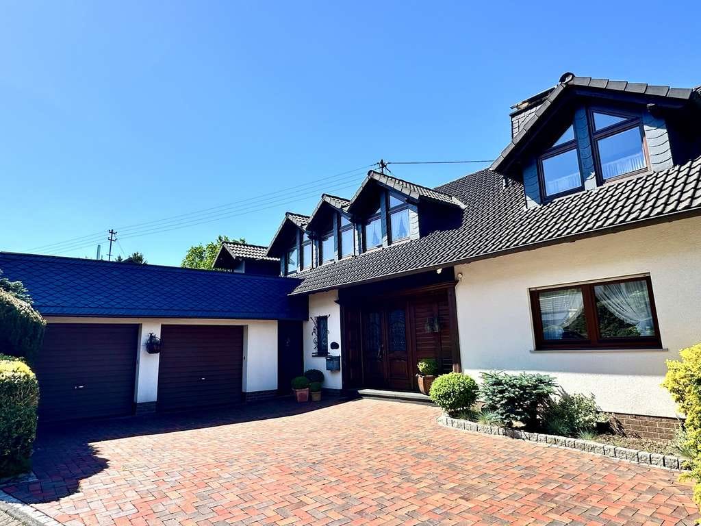 Immobilie in Hilchenbach - Außergewöhnliches Einfamilienhaus mit Einliegerwohnung in Hilchenbach - Bild 1