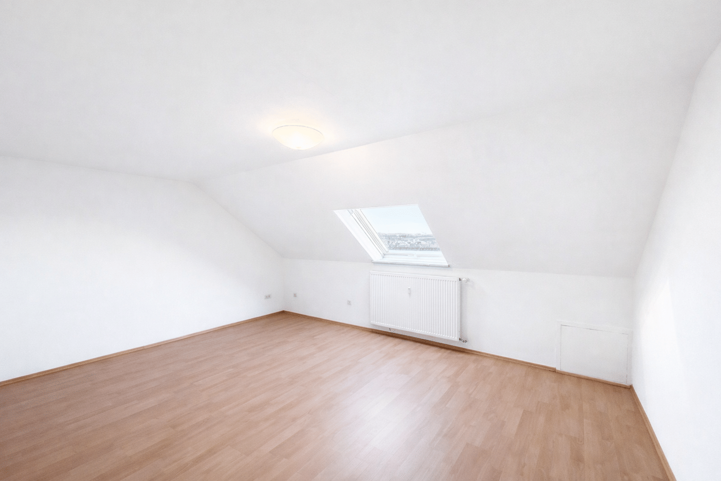 Immobilie in Kürnach - Charmante Dachgeschosswohnung mit 66 m² – ideal für Singles oder Paare - Bild 0