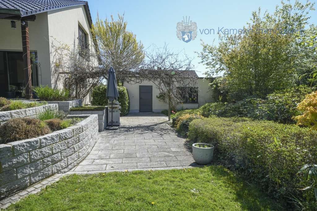 Immobilie in Weisendorf - Stilvolles Wohnen mit Pool und Gartenparadies in Weisendorf-Buch - Bild 4