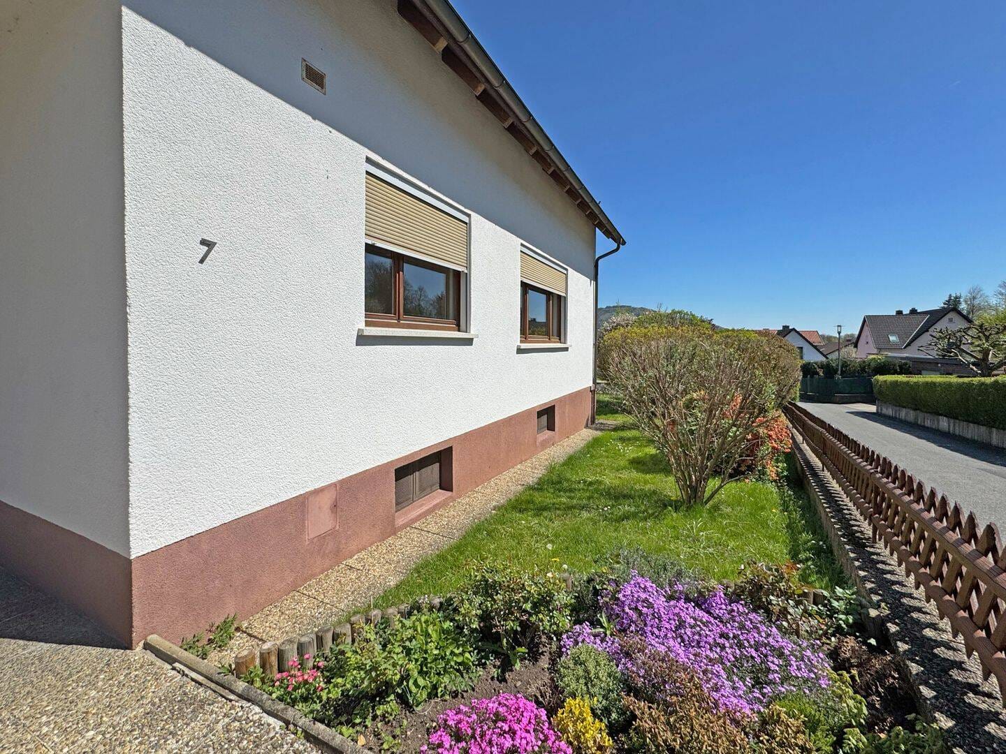 Immobilie in Marktrodach - Einfamilienhaus in gepflegter Wohnsiedlung - viel Raum für Ihre Ideen - Bild 2