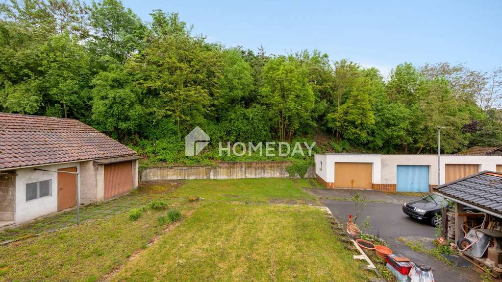 Immobilie in Obersulm - Zweifamilienhaus in Obersulm mit Garten, Balkon, Garagen und viel Gestaltungspotenzial - Bild 1