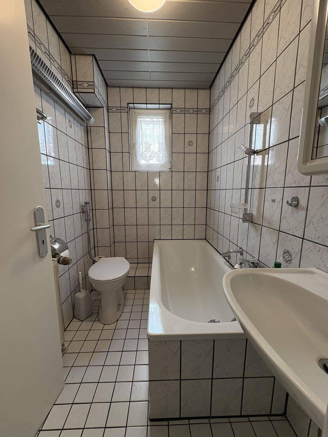 Immobilie in Hallstadt - Charmanter Wohntraum mit viel Potenzial: Großzügiges Einfamilienhaus auf zwei Etagen - Bild 4