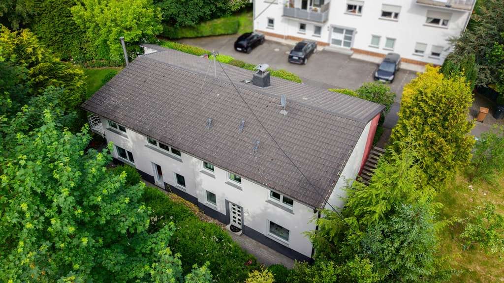 Immobilie in Kirchen (Sieg) - Großzügiges Einfamilienhaus mit Einliegerwohnung und parkähnlichem Garten in Kirchen - Bild 1