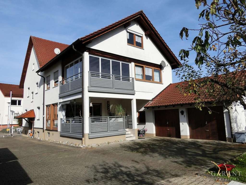 Immobilie in Gingen an der Fils - Attraktives Zweifamilienhaus mit Garagen, Stellplätzen und zusätzlichem Grundstück!  - Bild 2