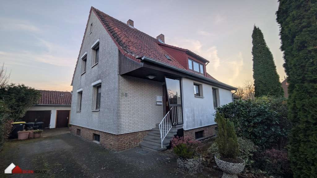 Immobilie in Cremlingen - Solides Einfamilienhaus auf großem Eckgrundstück in beliebter Lage von Cremlingen-Schandelah - Bild 0
