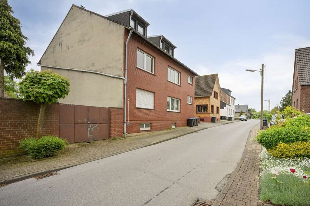 Immobilie in Geilenkirchen - Attraktive Kapitalanlage: Mehrfamilienhaus mit 3 Einheiten & Potenzial in Geilenkirchen! - Bild 1