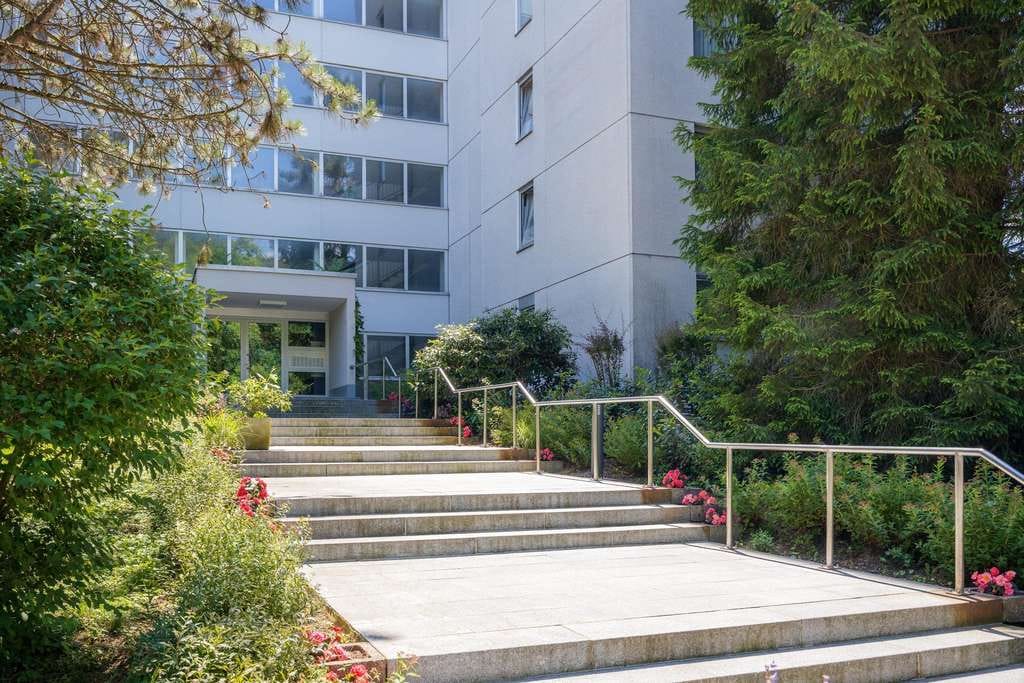 Immobilie in Fürstenfeldbruck - Super Gelegenheit & sofort bezugsfrei! 3-Zimmer-Etagenwohnung mit großem Südbalkon zum Renovieren - Bild 1