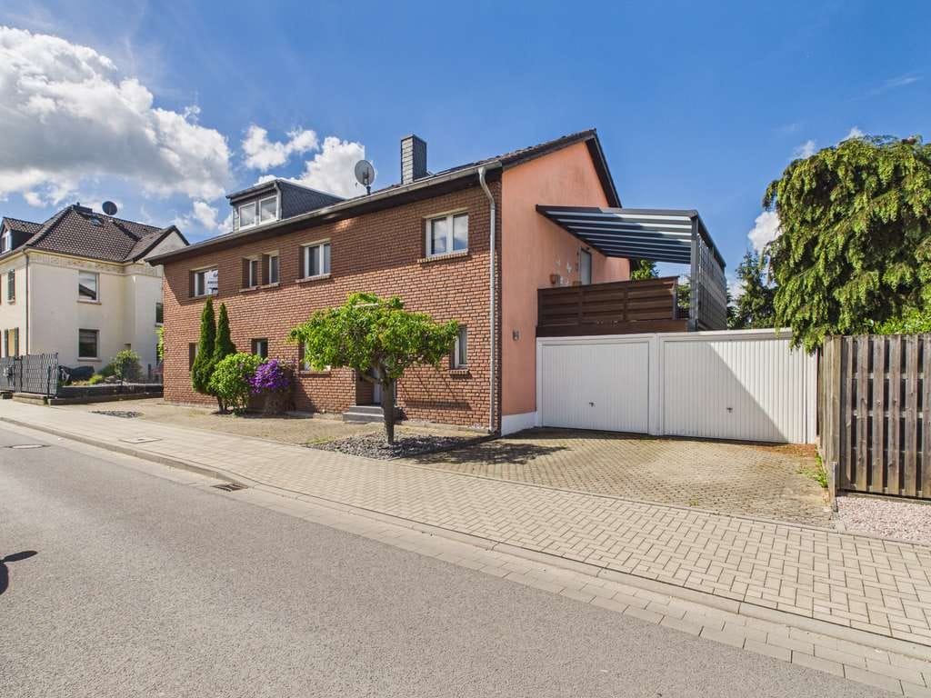 Immobilie in Kreuzau - Attraktives Zweifamilienhaus in ruhiger Wohnlage mit Terrasse und Garagen - Bild 0