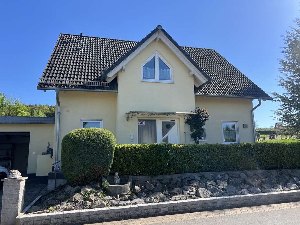Immobilie in Großostheim - * SEIT 1992 IMMO-ZAHN * Idyllische Ortsrandlage: Freist.Wohnhaus mit EBK, Garten & Do-Garage * - Bild 0